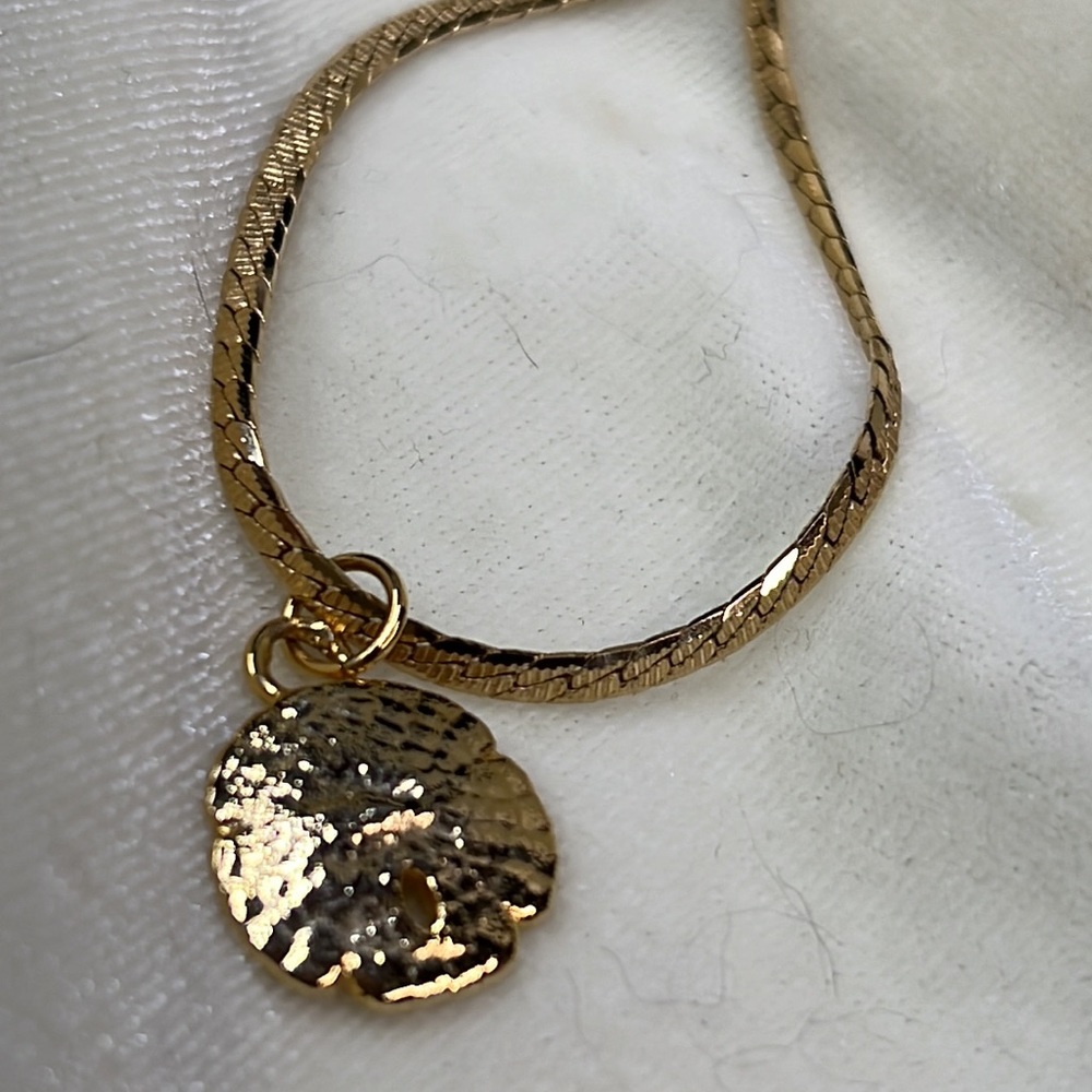 Sandollar gold tone bracelet / charm. Pre owned.